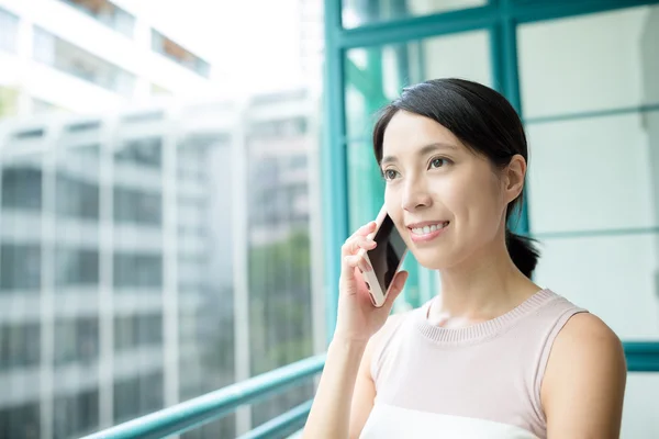 Vrouw in gesprek op mobiele telefoon — Stockfoto