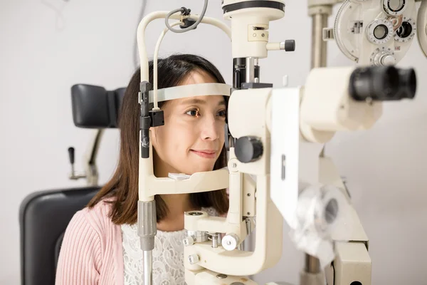 Kobieta robi badanie wzroku w klinice optyczne — Zdjęcie stockowe