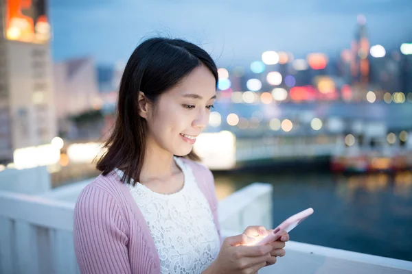 夜に携帯電話を使う女性は — ストック写真