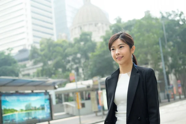 Giovane donna d'affari asiatica in abito da lavoro — Foto Stock