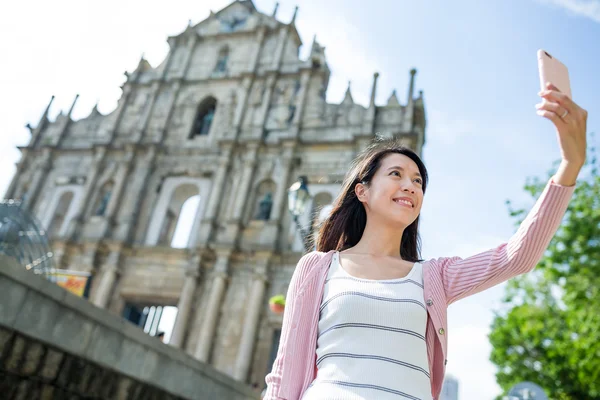 Mujer tomando selfie en Macao —  Fotos de Stock