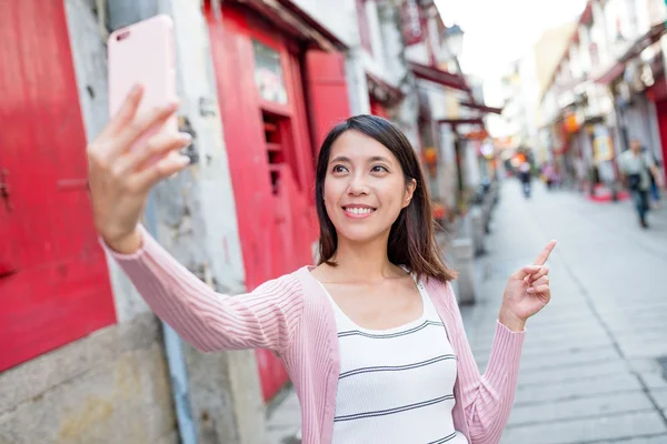Femme prenant selfie à Macao — Photo