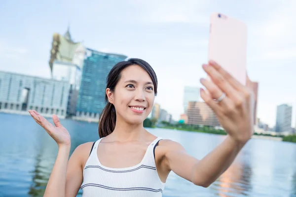 Femme prenant des photos par téléphone portable à Macao — Photo