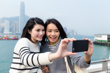 cellphone tarafından fotoğrafta kadınlar