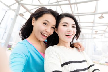 Genç kadın selfie alarak