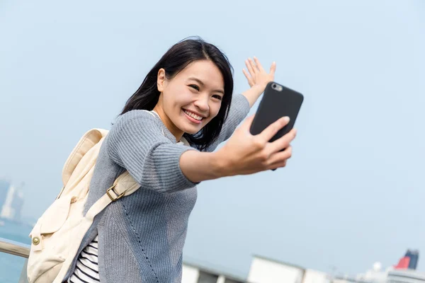 Женщина делает селфи по мобильному телефону — стоковое фото