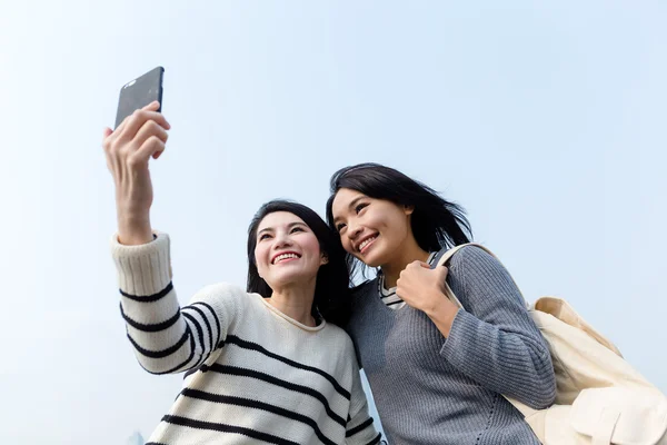 Kvinnor som använder mobiltelefon för att ta foto — Stockfoto