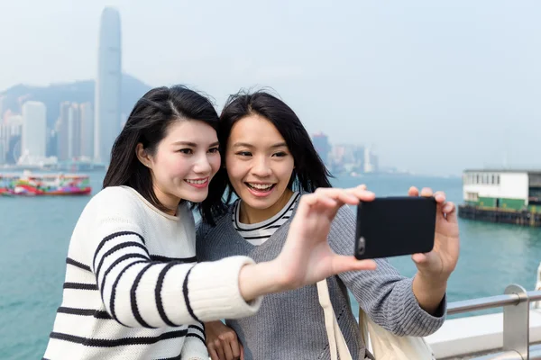 Kvinnor som tar foto av mobiltelefon — Stockfoto