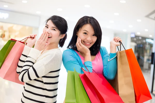 Mujeres sosteniendo muchas bolsas de compras — Foto de Stock