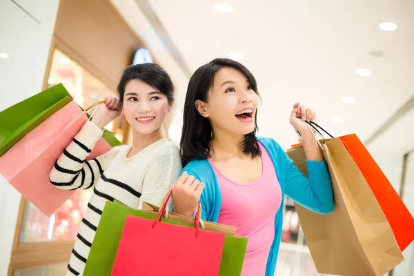 Mujeres sosteniendo muchas bolsas de compras — Foto de Stock