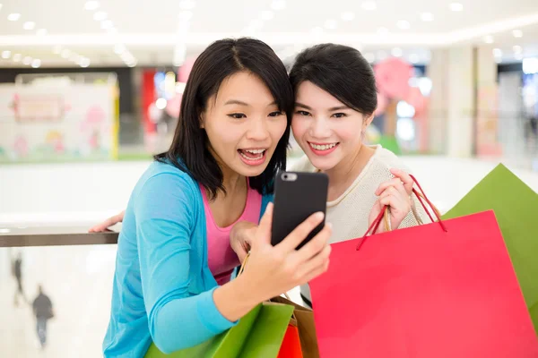 Frauen mit Einkaufstüten beim Fotografieren — Stockfoto