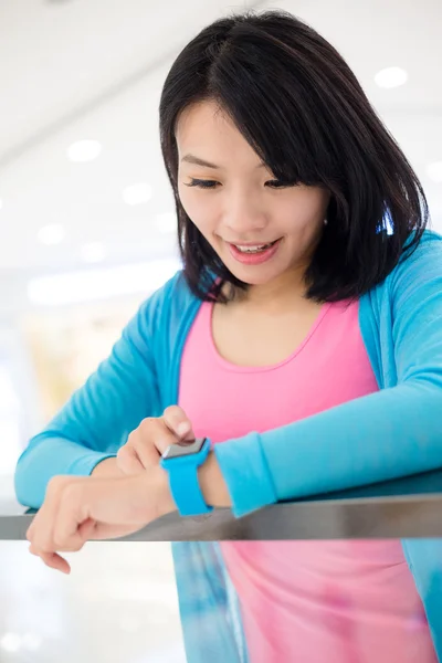 Vrouw met behulp van slimme horloge — Stockfoto