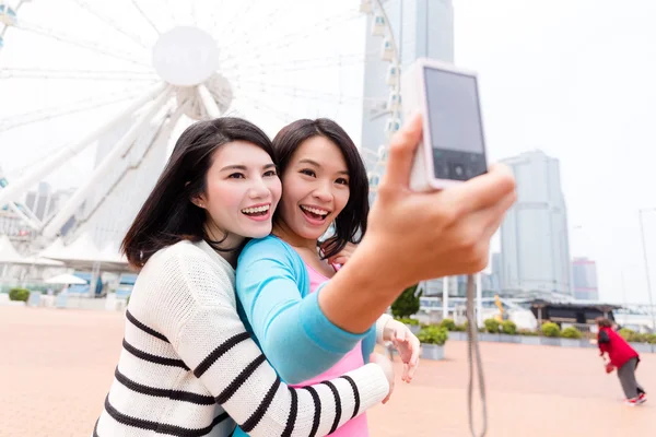 Kvinnor som tar selfie av digitalkamera — Stockfoto