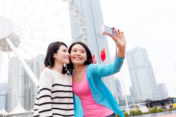 Frauen machen Selfie mit Digitalkamera — Stockfoto