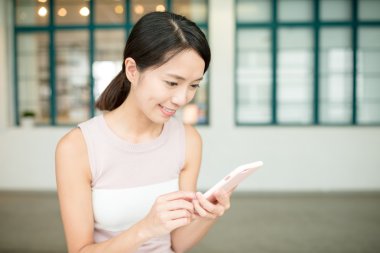 cep telefonu kullanan kadın