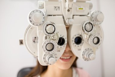 Kadının göz testi optik Kliniği yapması