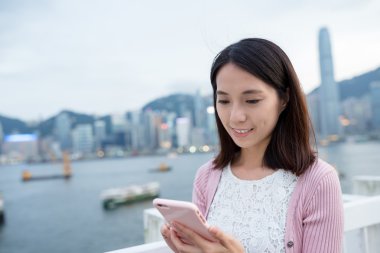 Hong Kong cep telefonu kullanan kadın 