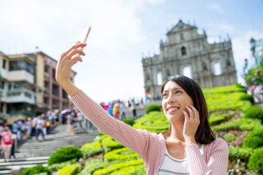 Macau şehirde selfie alarak kadın