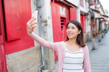 Macau şehirde selfie alarak kadın