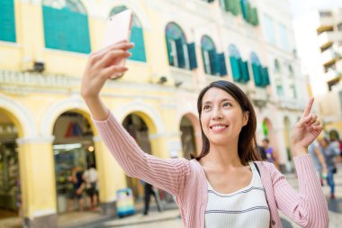 Macau cellphone tarafından selfie alarak kadın