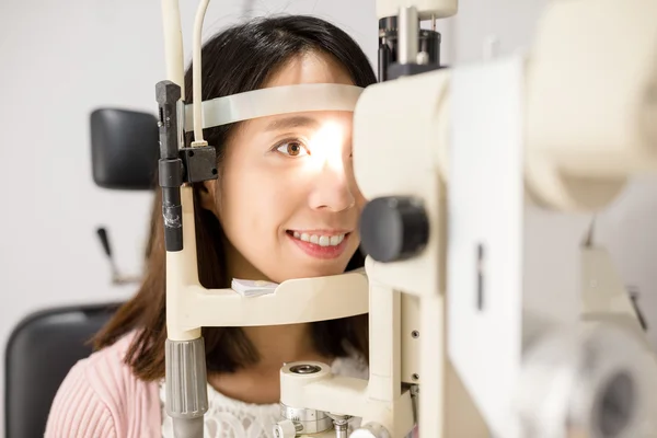 Donna che fa il test degli occhi in clinica ottica — Foto Stock