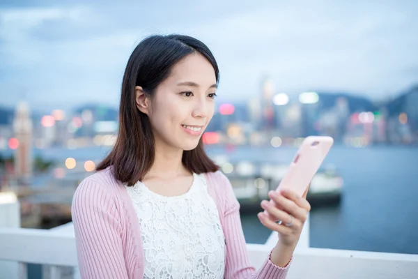 Mulher usando telefone celular em Hong Kong — Fotografia de Stock