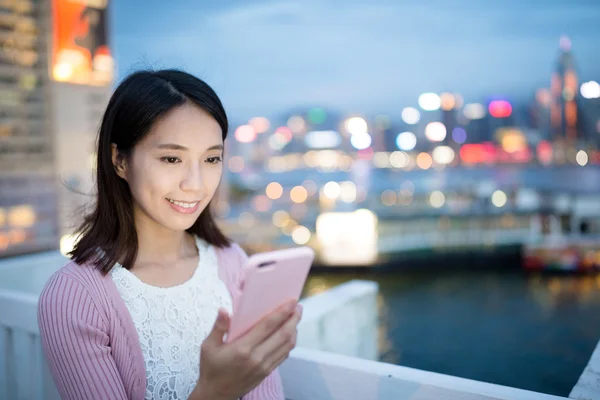 Mulher usando telefone celular à noite — Fotografia de Stock