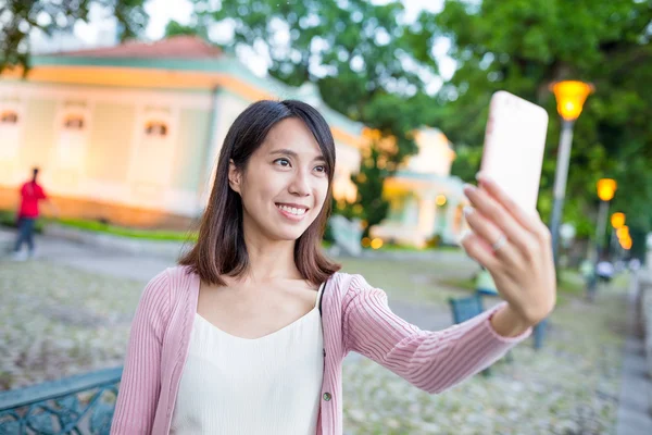 Vrouw die selfie in Macau stad — Stockfoto