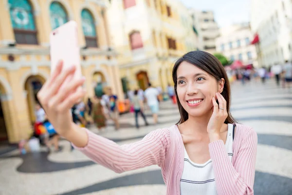 Frau macht Selfie mit Handy in Macau — Stockfoto