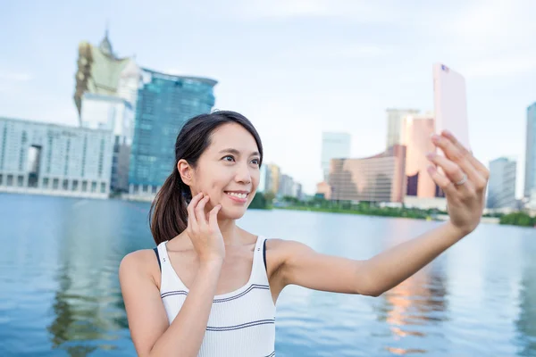 Kobieta, biorąc selfie przez telefon komórkowy w Makau — Zdjęcie stockowe