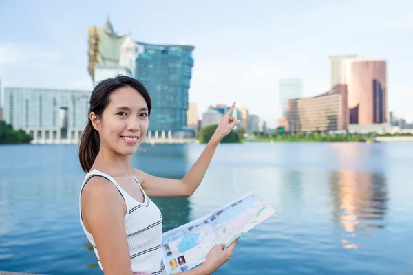 Žena s mapa města v Macau — Stock fotografie