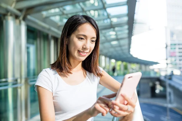 Cep telefonundan mesaj gönderen kadın