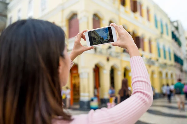 Vrouw het nemen van foto 's door mobiele telefoon — Stockfoto
