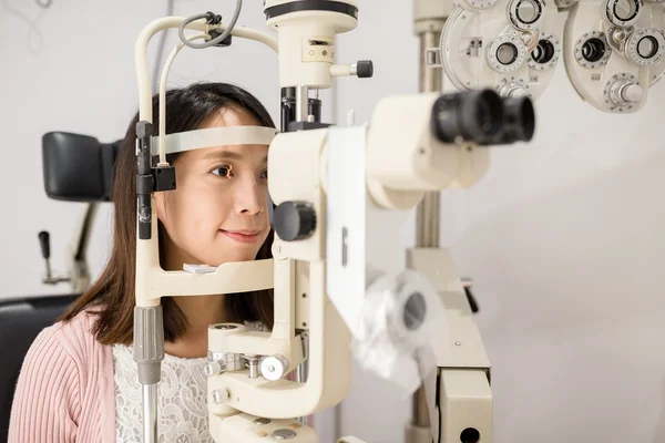 Vrouw doet oogtest in optische kliniek — Stockfoto