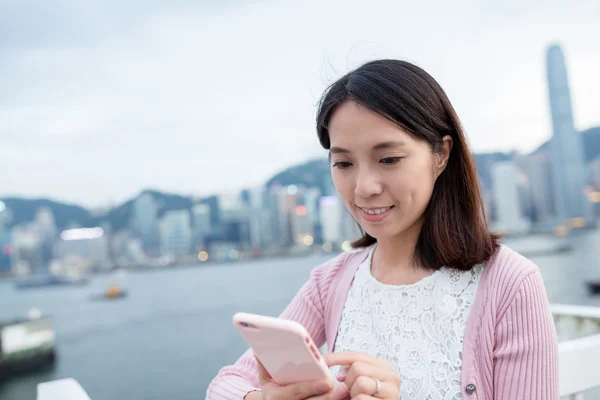 Mulher usando celular em Hong Kong — Fotografia de Stock