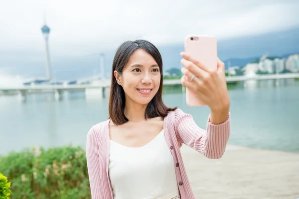Nő vesz selfie-a cellphone, Makaó — Stock Fotó