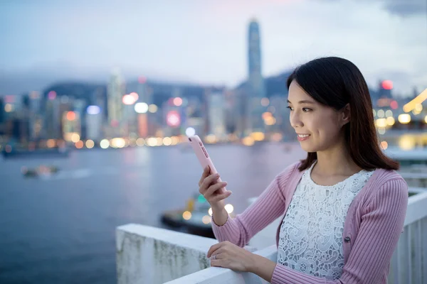 亚洲女人中的进展手机在晚上 — 图库照片
