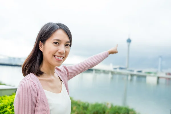 Mulher apontando a torre de Macau — Fotografia de Stock