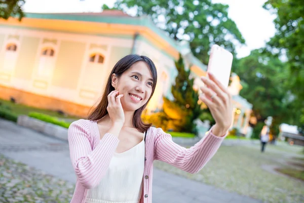 Azjatki, młoda kobieta, biorąc selfie w Makau — Zdjęcie stockowe