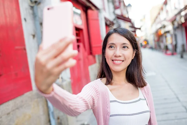 Femme utilisant un téléphone portable pour prendre des photos — Photo