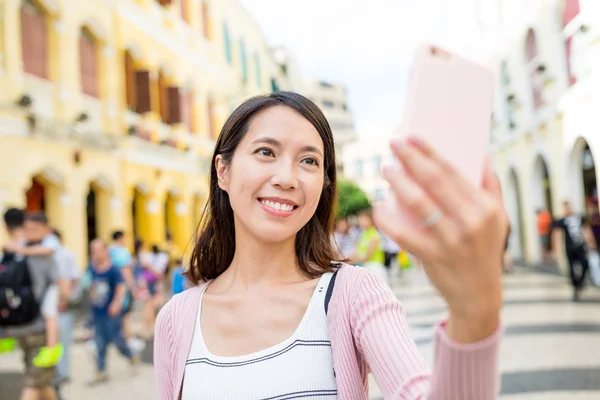 Nő vesz selfie, Makaó — Stock Fotó