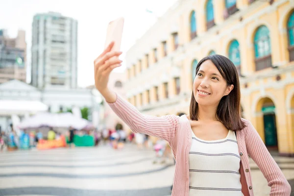 携帯電話で selfie を取って女性 — ストック写真