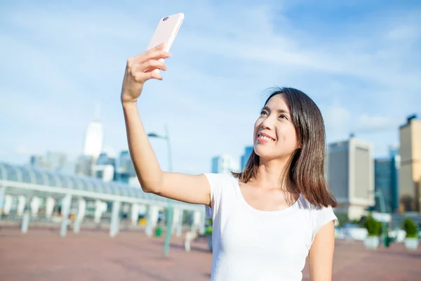 Kobieta, biorąc selfie przez telefon komórkowy — Zdjęcie stockowe