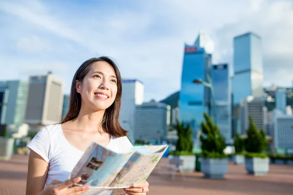 Mulher usando o mapa da cidade em Hong Kong — Fotografia de Stock