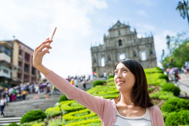 Macau şehirde kendi görüntü alarak kadın