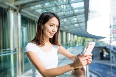 Asyalı kadın cep telefonu kullanarak