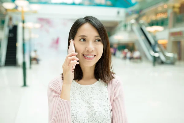 Kvinna pratar på mobiltelefon — Stockfoto