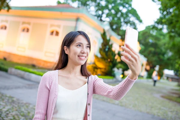 Femme prenant selfie par téléphone mobile — Photo