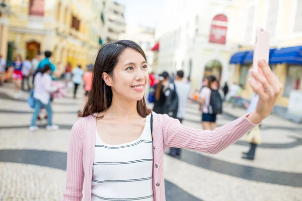 携帯電話で selfie を取って女性 — ストック写真