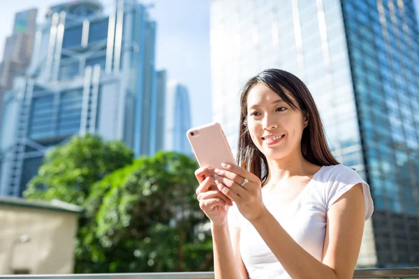 Asyalı genç kadın cep telefonu kullanarak — Stok fotoğraf